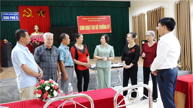 Phó Bí thư Thường trực Thành ủy Nguyễn Thị Kim Phượng dự sinh hoạt chi bộ tại Khu 5, phường Quang Hanh