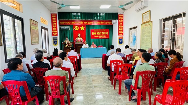Bí thư Thành ủy Nguyễn Anh Tú dự sinh hoạt Chi bộ khu Long Thạch A, phường Cẩm Thạch