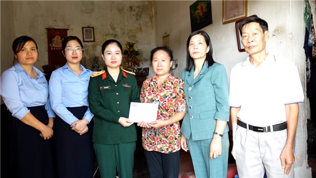 MTTQ phường Cẩm Sơn và Công ty Khai thác khoáng sản trao tặng quà cho hộ có hoàn cảnh khó khăn