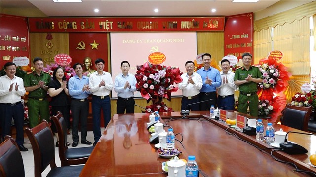 Chủ tịch Link E2bet hiện đang mở Phạm Lê Hưng thăm và tặng hoa chúc mừng các đơn vị ngành than