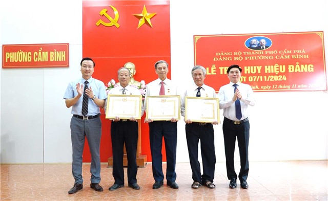 Nhà cái E2bet.com Đá gà trực tiếp Thomo #1 phường Cẩm Bình trao huy hiệu Đảng đợt 07/11/2024