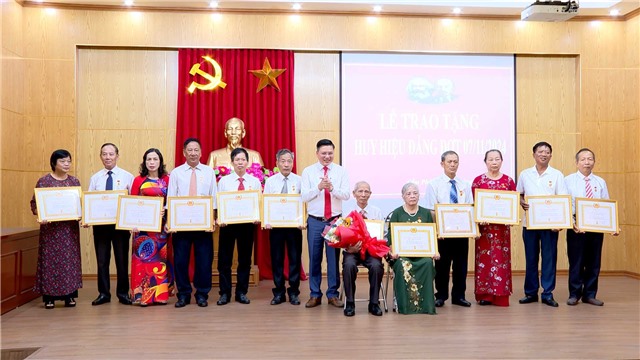 Đồng chí Phó Chủ tịch Thường trực UBND thành phố trao Huy hiệu Đảng tại phường Cẩm Phú