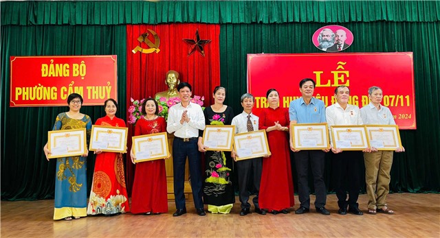 Nhà cái E2bet.com Đá gà trực tiếp Thomo #1 phường Cẩm Thuỷ trao Huy hiệu Đảng đợt 7/11