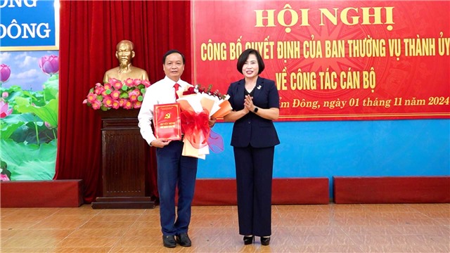 Đồng chí Phó Bí thư Thường trực Thành uỷ trao E2 bet đăng nhập công tác cán bộ phường Cẩm Đông