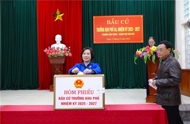 Đồng chí Nguyễn Thị Kim Phượng, Phó Bí thư Thường trực Thành ủy dự và tham gia bầu cử Trưởng khu phố tại khu phố 5A, phường Cẩm Trung