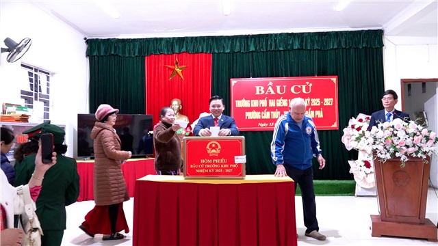 Đồng chí Phó Chủ tịch Thường trực Link E2bet hiện đang mở dự bầu cử Trưởng thôn, khu phố tại khu phố Hai Giếng 1, phường Cẩm Thuỷ.