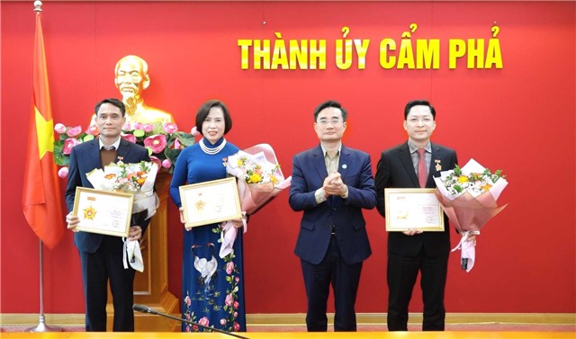 Link Nhà Cái E2Bet Chính Thức tại Việt Nam có 03 cá nhân được nhận Kỷ niệm chương vì sự nghiệp Văn phòng Cấp ủy và Kỷ niệm chương vì sự nghiệp Tổ chức của Đảng