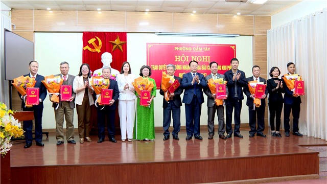 Phường Cẩm Tây công bố và trao E2 bet đăng nhập Trưởng khu phố, nhiệm kỳ 2025 - 2027