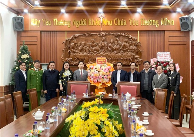 Đồng chí Phó Bí thư Thường trực Thành ủy Nguyễn Thị Kim Phượng thăm, chúc mừng các đơn vị Quân đội