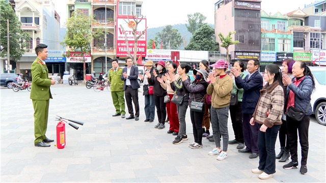 Tuyên truyền và hướng dẫn công tác PCCC tại chợ Cẩm Thủy