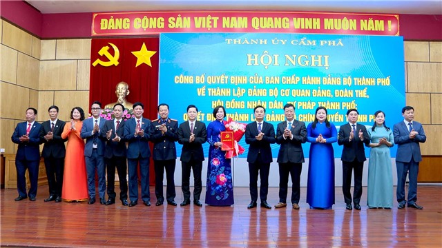 Công bố quyết định thành lập Nhà cái E2bet.com Đá gà trực tiếp Thomo #1 Cơ quan Đảng, Đoàn thể, Hội đồng nhân dân, Tư pháp thành phố và Nhà cái E2bet.com Đá gà trực tiếp Thomo #1 Chính quyền thành phố