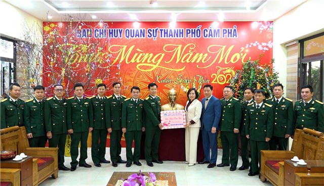 Đồng chí Nguyễn Thị Kim Phượng, Phó Bí thư Thường trực Thành uỷ thăm, tặng quà chúc tết tại BCH Quân sự Thành phố