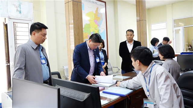 Đồng chí Đinh Ngọc Chiến - Ủy viên BTV Thành ủy, Phó Chủ tịch Thường trực UBND thành phố thăm, động viên cán bộ, công chức, viên chức làm việc ngày thứ 7