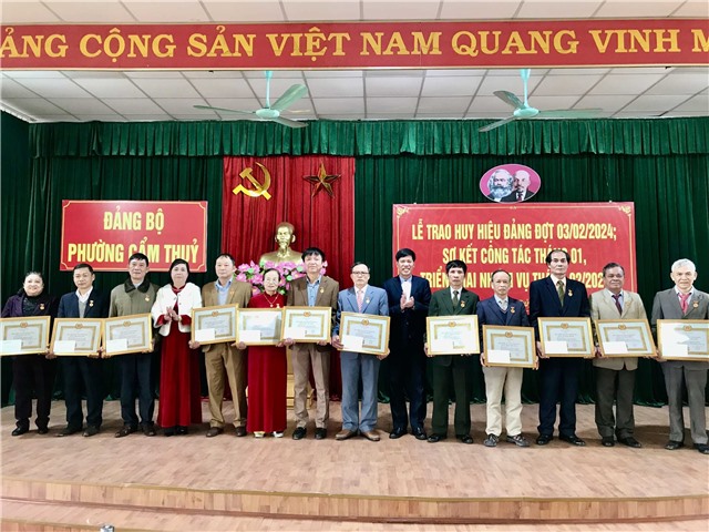 Phường Cẩm Thủy trao huy hiệu Đảng cho Đảng viên