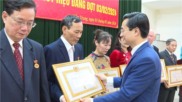 Đồng chí Bí thư Thành uỷ trao Huy hiệu Đảng tại Nhà cái E2bet.com Đá gà trực tiếp Thomo #1 phường Cẩm Trung