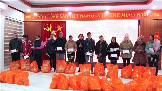 Tặng quà hộ cận nghèo, hộ có hoàn cảnh khó khăn dịp tết Nguyên đán Giáp Thìn năm 2024