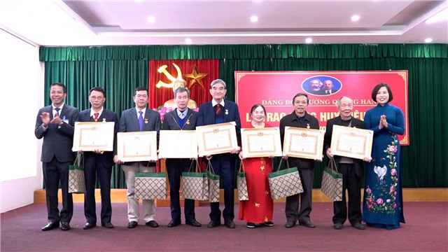 Nhà cái E2bet.com Đá gà trực tiếp Thomo #1 phường Quang Hanh trao Huy hiệu Đảng đợt 3/2/2024