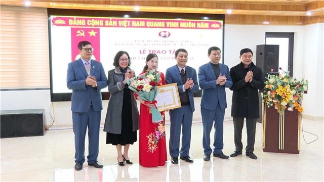 Nhà cái E2bet.com Đá gà trực tiếp Thomo #1 các đơn vị kinh tế tư nhân Thành phố trao Huy hiệu Đảng đợt 3/2