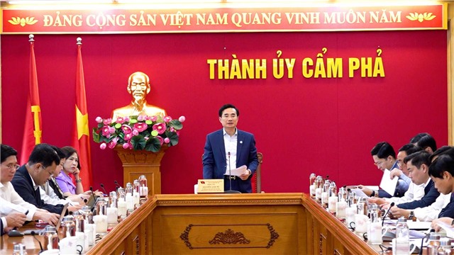 Ban Thường vụ Thành ủy làm việc với Chi bộ cơ quan Phòng Nội vụ Thành phố