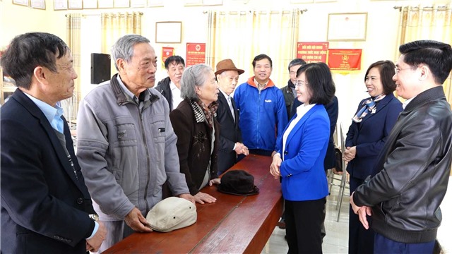 Đồng chí Phó Bí thư Thường trực Tỉnh ủy Trịnh Thị Minh Thanh dự sinh hoạt chi bộ tại Khu phố Cao Sơn 3, phường Cẩm Sơn