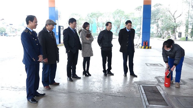Ban KT-XH (HĐND thành phố) giám sát việc chấp hành pháp luật trong kinh doanh xăng dầu và tình hình cung ứng xăng dầu dịp tết Nguyên đán Giáp Thìn năm 2024