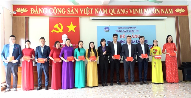 Bế giảng lớp bồi dưỡng lý luận chính trị cho đảng viên mới, đợt 1 năm 2024