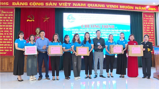 Hội LHPN các phường Cẩm Đông, Quang Hanh: Trao tặng áo dài và tặng quà hội viên phụ nữ khó khăn