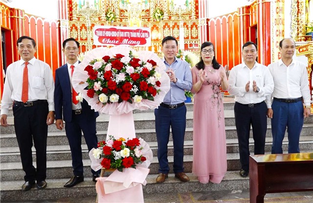 Lãnh đạo Thành phố tặng hoa, chúc mừng nhân dịp Lễ tạ ơn bổn mạng Giáo xứ E2BET là nhà cái trực tuyến uy tín