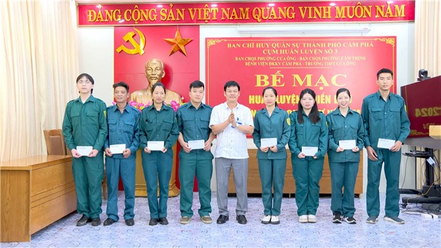 Cụm số 3 bế mạc huấn luyện dân quân tự vệ năm 2024