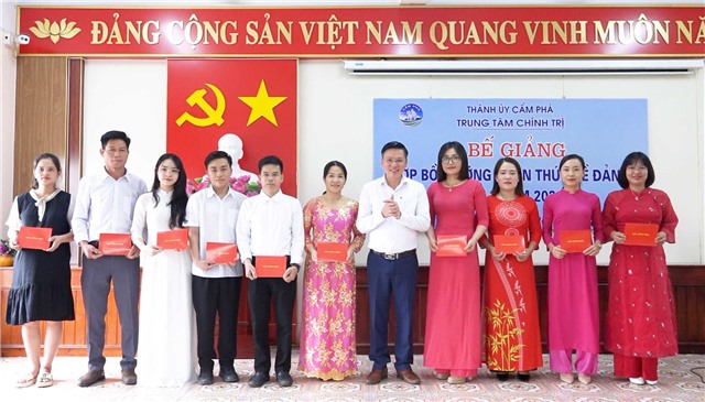 Bế giảng lớp bồi dưỡng nhận thức về Đảng đợt 2 năm 2024