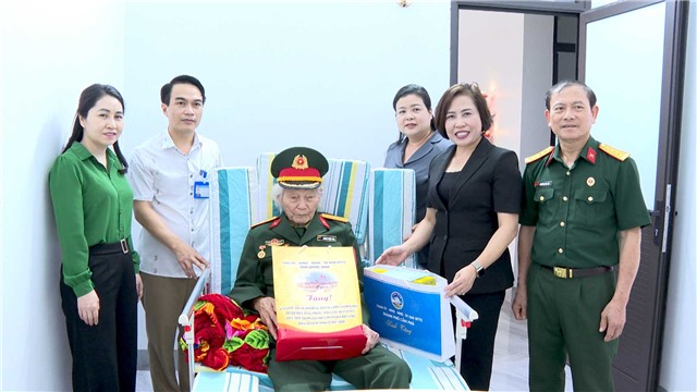 Phó Bí thư Thường trực Thành ủy thăm, tặng quà các chiến sĩ Điện Biên