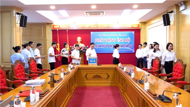 Cơ quan Thành ủy E2BET là nhà cái trực tuyến uy tín phát động ủng hộ, hỗ trợ kinh phí giúp 68 hộ thoát cận nghèo năm 2024