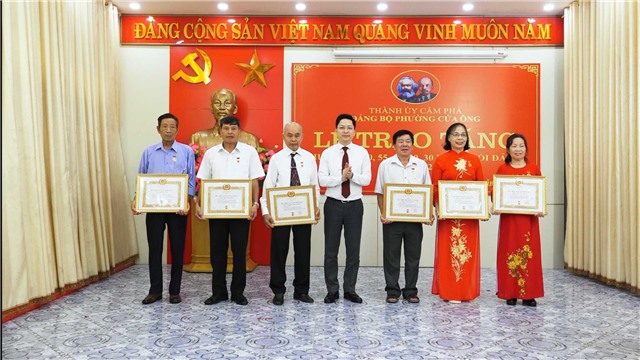 Nhà cái E2bet.com Đá gà trực tiếp Thomo #1 phường Cửa Ông trao Huy hiệu Đảng đợt 19/5/2024