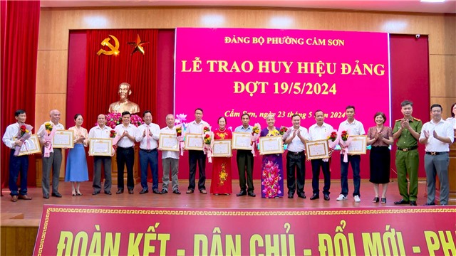 Phường Cẩm Sơn trao Huy hiệu Đảng đợt 19/5