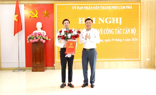 Công bố quyết định về công tác cán bộ tại phường Mông Dương