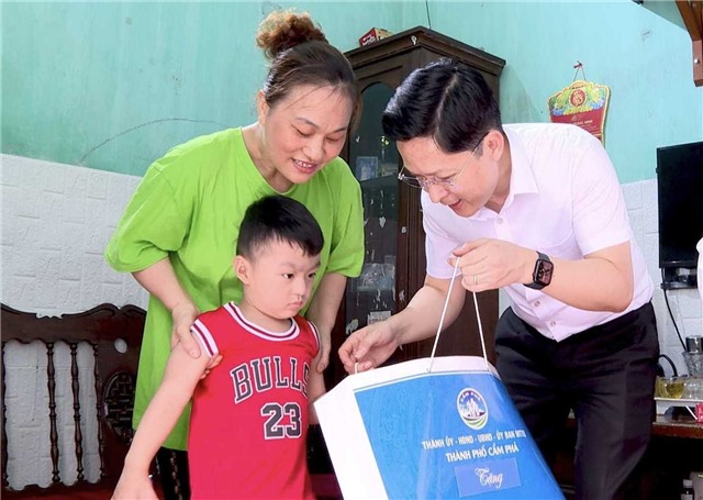 Đồng chí Chủ tịch Link E2bet hiện đang mở thăm, tặng quà trẻ em có hoàn cảnh khó khăn tại phường Cửa Ông
