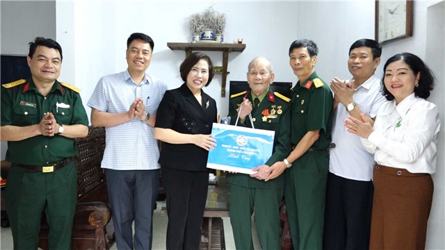 Đồng chí Phó Bí thư Thường trực Thành ủy Nguyễn Thị Kim Phượng thăm, tặng quà gia đình chiến sĩ Điện Biên