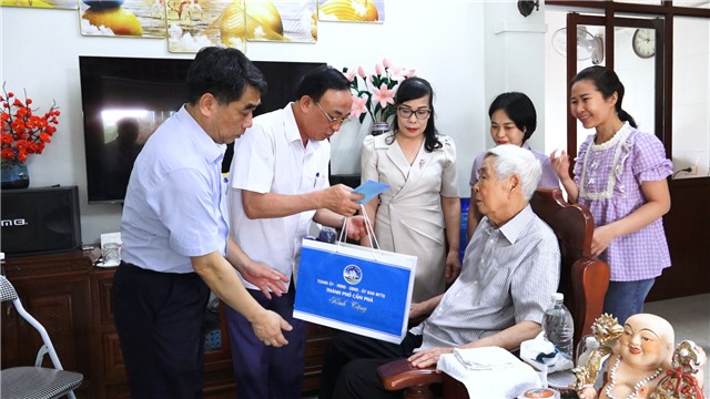 Phó Chủ tịch Link E2bet hiện đang mở Phạm Văn Kính thăm, tặng quà chiến sĩ Điện Biên