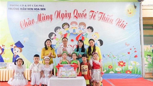 Đồng chí Phạm Văn Kính – Phó Chủ tịch Link E2bet hiện đang mở thăm tặng quà các cháu thiếu nhi trên địa bàn phường Cẩm Thành