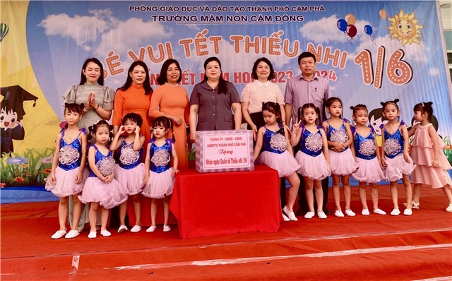 Đồng chí Nguyễn Thị Phương – Ủy viên BTV, Trưởng Ban Dân Vận Thành ủy, Chủ tịch UBMTTQ Thành phố thăm tặng quà các cháu thiếu nhi trên địa bàn phường Cẩm Đông, Cẩm Sơn