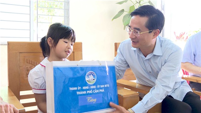 Bí thư Thành uỷ thăm, tặng quà nhân ngày Quốc tế thiếu nhi