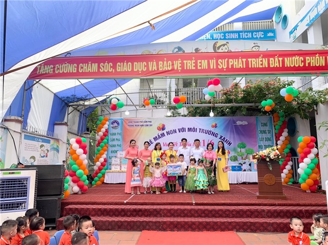 Đồng chí Trương Thành Công – Ủy viên BTV, Trưởng Ban Tuyên Giáo Thành ủy, Giám đốc Trung tâm chính trị Thành phố thăm tặng quà các cháu thiếu nhi trên địa bàn phường Cẩm Tây
