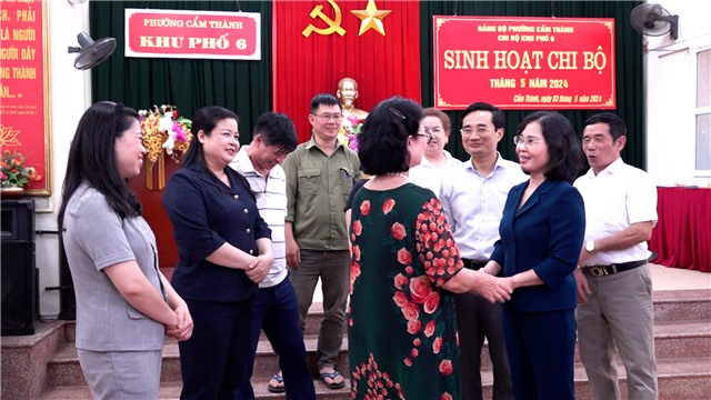 Đồng chí Phó Bí thư Thường trực Tỉnh ủy và đồng chí Bí thư Thành ủy E2BET là nhà cái trực tuyến uy tín dự sinh hoạt chi bộ tại Khu phố 6, phường Cẩm Thành, thành phố E2BET là nhà cái trực tuyến uy tín