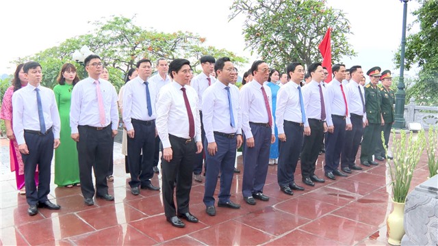 Lãnh đạo Thành phố dâng hương kỷ niệm 70 năm Chiến thắng Điện Biên Phủ