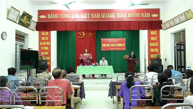 Đồng chí Nguyễn Thị Kim Phượng – Phó Bí thư Thường trực Thành ủy dự sinh hoạt Chi bộ Khu phố 6, phường Quang Hanh