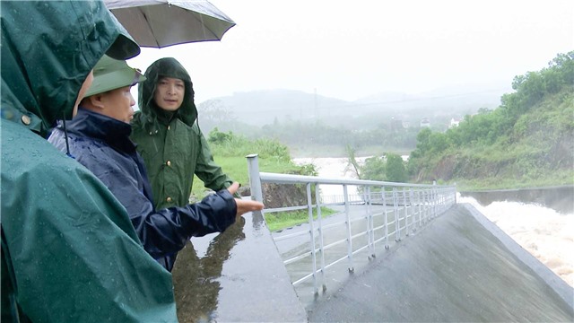 Đồng chí Chủ tịch Link E2bet hiện đang mở đi kiểm tra tình hình xả lũ hồ chứa nước Cao Vân