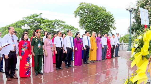 Đoàn đại biểu MTTQ Việt Nam Link Nhà Cái E2Bet Chính Thức tại Việt Nam dâng hương tại Nghĩa trang liệt sỹ Thành phố
