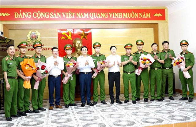 Khen thưởng đột xuất cán bộ, chiến sĩ Công an phá án nhanh vụ đốt xe ô tô và triệt phá nhóm đối tượng chế tạo, tàng trữ vũ khí quân dụng
