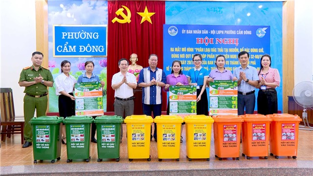 Phường Cẩm Đông ra mắt mô hình “Phân loại rác thải tại nguồn, đổ rác đúng giờ, đúng nơi quy định”