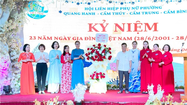 Phụ nữ các phường Quang Hanh, Cẩm Thuỷ, Cẩm Trung, Cẩm Bình kỷ niệm 23 năm Ngày Gia đình Việt Nam